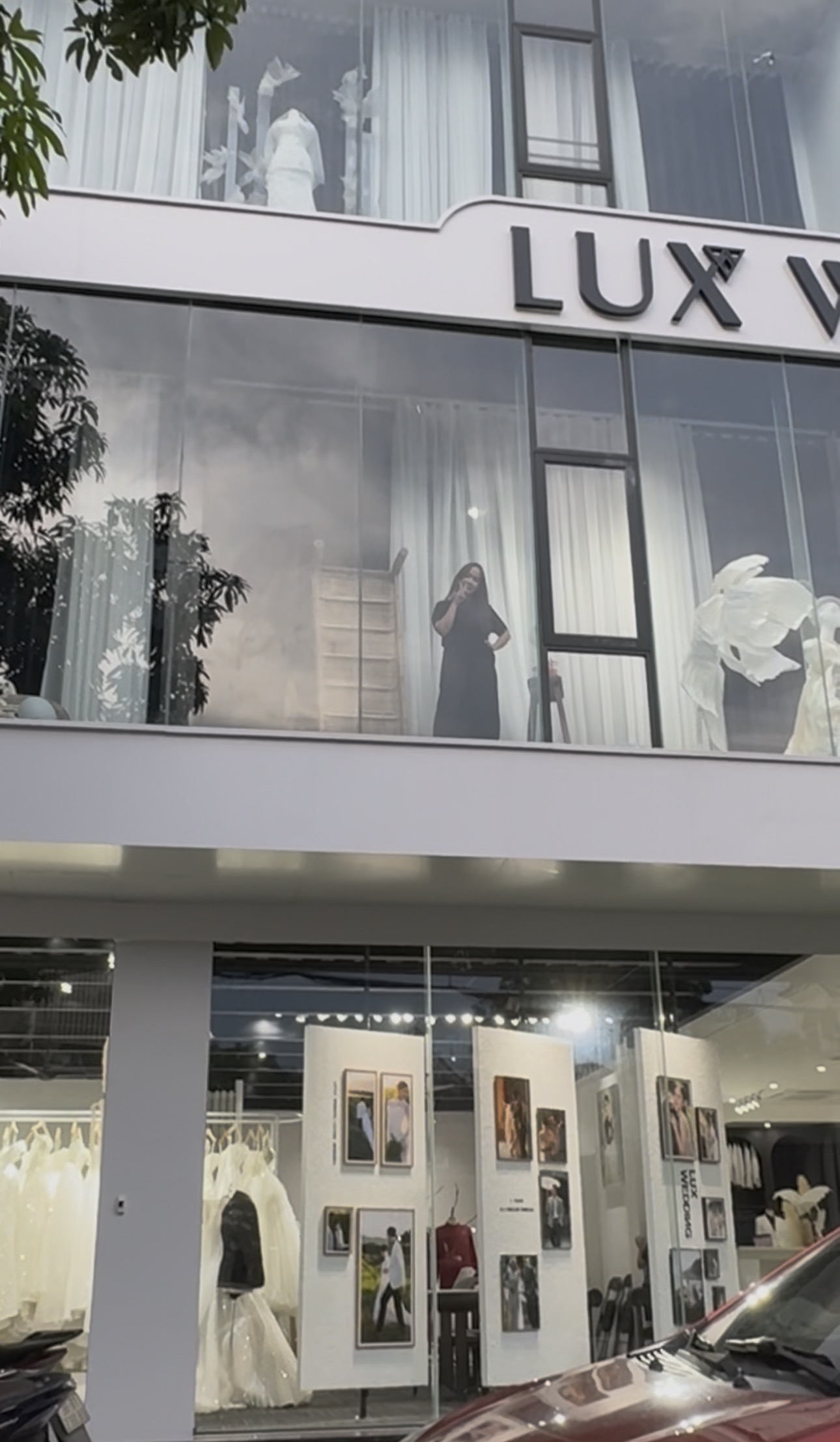 Bảo Ly đi làm ở Lux